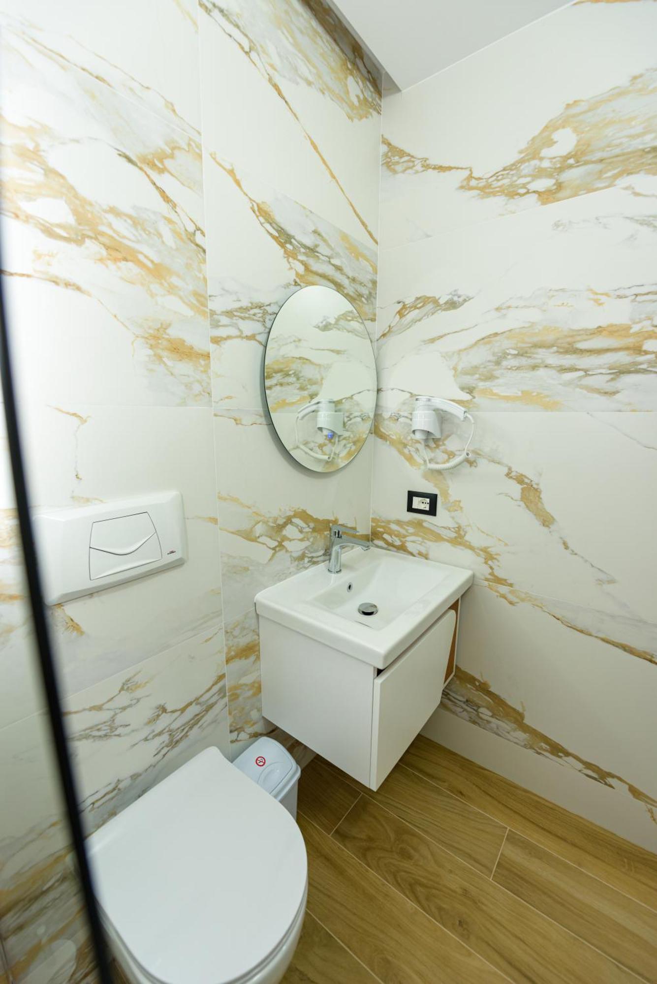 Kevin'S Aparthotel Vlore Ngoại thất bức ảnh