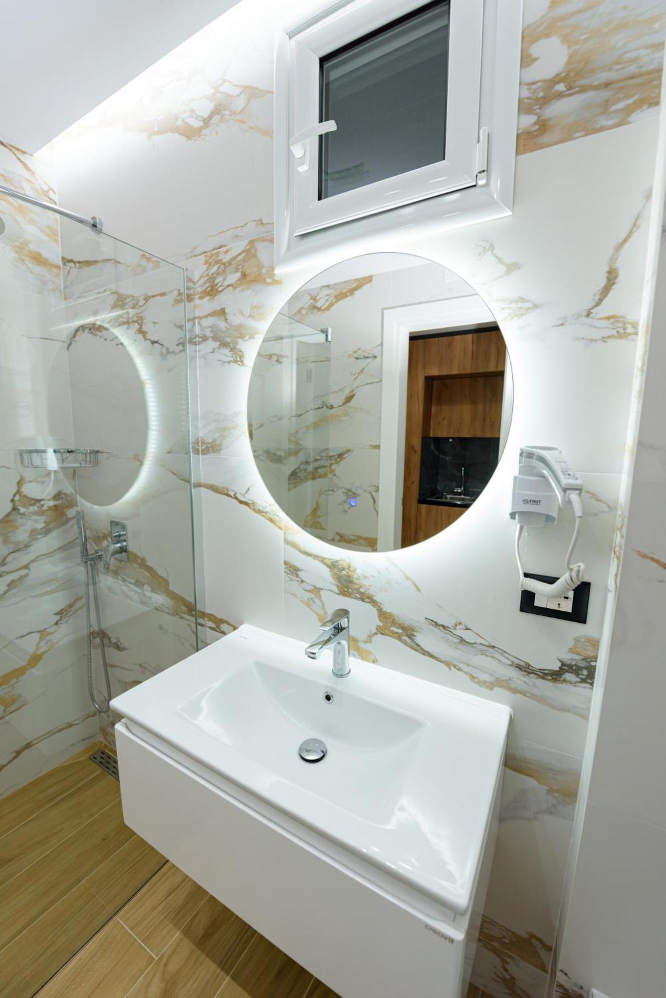 Kevin'S Aparthotel Vlore Ngoại thất bức ảnh