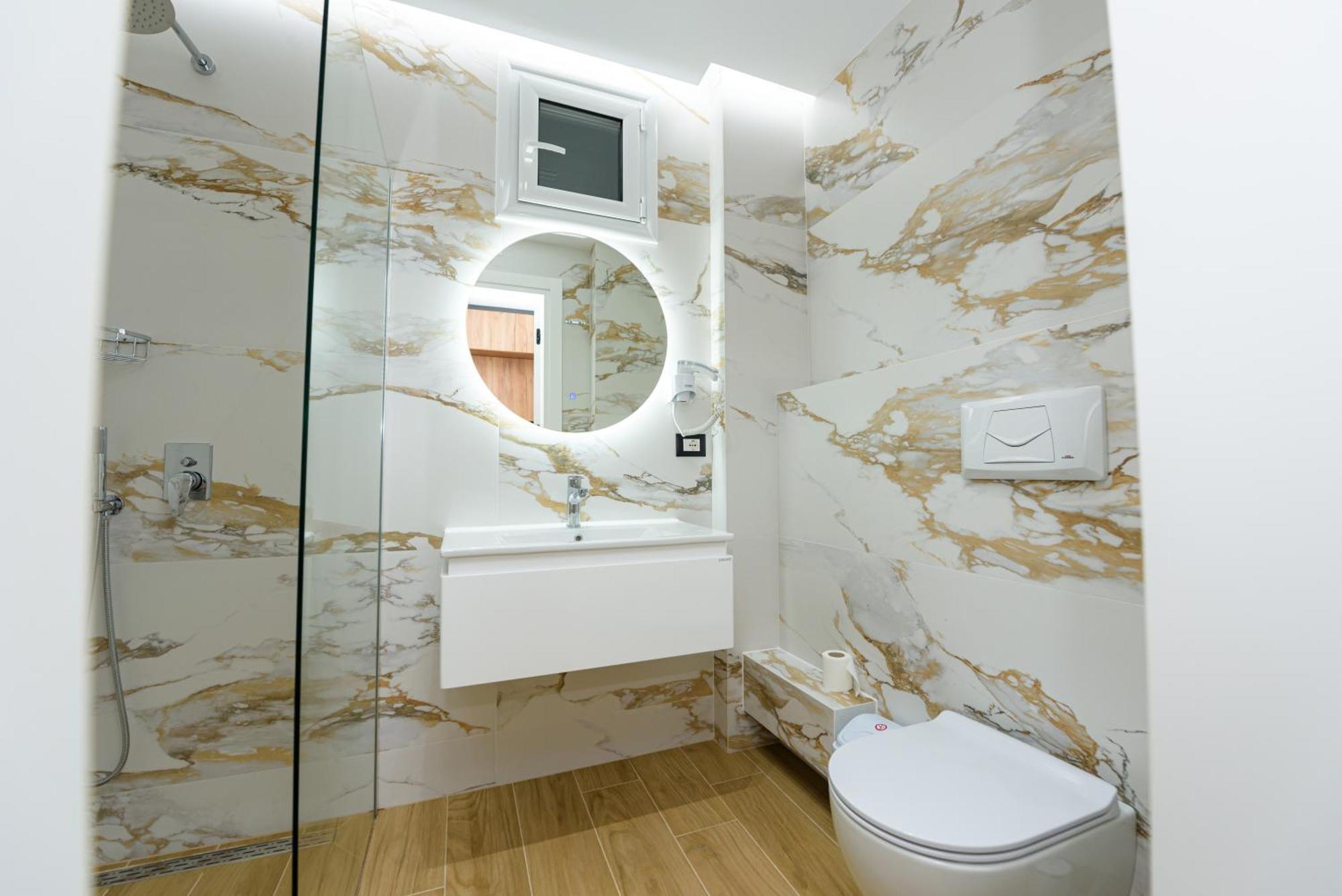 Kevin'S Aparthotel Vlore Ngoại thất bức ảnh